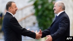 Президент Беларуси Александр Лукашенко (слева) и президент Азербайджана Ильхам Алиев (архив) 
