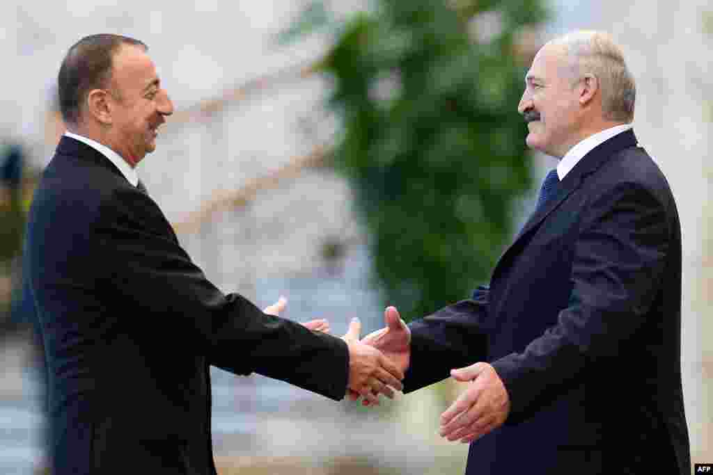 Лидеры Азербайджана и Беларуси - Ильхам Алиев и Александр Лукашенко 
