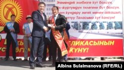 Өкмөттүн Таластагы өкүлү Даир Кенекеев жана хирург Сабырбек Жумабеков