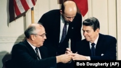 Liderul URSS Mihail Gorbaciov și președintele SUA Ronald Reagan, 8 decembrie 1987