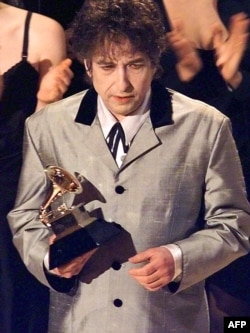 Bob Dylan Grammy mükafatını alır, 1988-ci il.