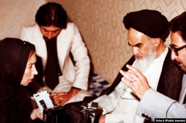 بنی‌صدر در یکی از مصاحبه‌های خبری آیت‌الله خمینی در فرانسه