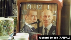 Сувенирные часы "Медведев и Путин" в московском магазине