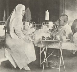 Regina Maria într-un spital din Iași (1917) (Sursa: BCU Iași)