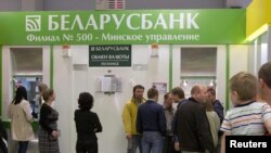 Улуттук акчанын нарксызданышы беларустарды акча алмаштыруу жайларына топтоду. 20-май, Минск. 