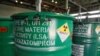 Ішінде уран оксиді бар бөшкелер Үлбі металлургия зауытында сақтаулы тұр. Өскемен, 2017 жыл.