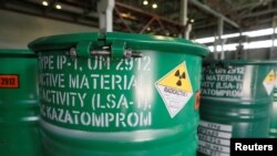 Ішінде уран оксиді бар бөшкелер Үлбі металлургия зауытында сақтаулы тұр. Өскемен, 2017 жыл.
