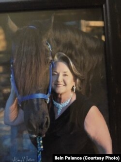 Ілейн із її улюбленим конем Красунчиком