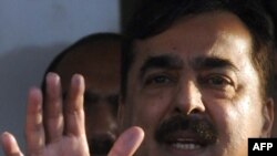 Pakistani Prime Minister Yousuf Raza Gilani traveled to India to watch a cricket match. 