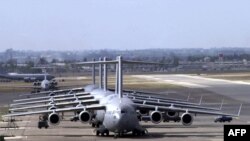 Американские самолеты C-17 Globemaster III на очереди на дозаправку на базе Инджирлик.