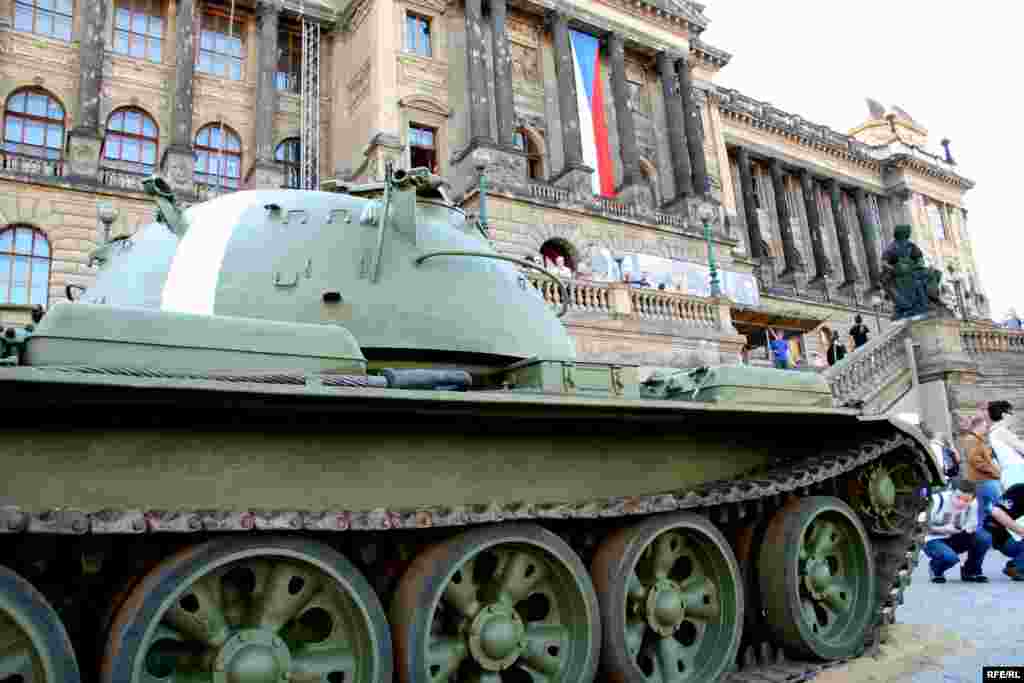 Выставка у Национального музея в Праге "...И пришли танки", посвященная 40-й годовщине ввода войск Варшавского договора в Чехословакию