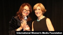 RFE/RL Kazakh Service reporter Saniya Toiken (l), receiving the 2017 Courage in Journalism Award from Susan King, dean of the UNC School of Media and Journalism, Washington, DC.