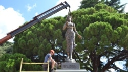 Демонтаж статуи Флоры