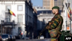 سربازان بلژیکی برای کمک به پلیس جهت تامین امنیت مراکز کشوری و اروپایی در خیابان‌ها مستقر شده‌اند