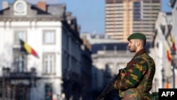 Belçika əsgəri Brüsseldəki ABŞ səfirliyini qoruyur.