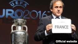 UEFA президенті Мишель Платини келесі Euro-2016 чемпионатының Францияда өтетінін көрсетіп тұр.