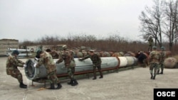 Dezasamblarea unei rachete sol-aer S200 de către militari moldoveni, într-un proiect de dezarmare asistat de OSCE.