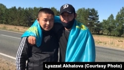 Бежавшие из Китая казахи Мурагер Алимулы (слева) и Кастер Мусаханулы после освобождения из тюрьмы в городе Семей, где они отбывали срок по обвинению в нарушении госграницы. Восточно-Казахстанская область, 22 июня 2020 года.