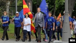 Претседателот Ѓорге Иванов и евроамбасадорот Аиво Орав ги разменија знамињата на ЕУ и Македонија по повод Европскиот ден на знамето.