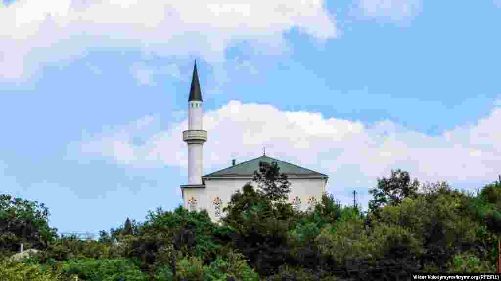 Cami qurucılığı belli türk iş adamı Murat Ülkerniñ parasına yapıldı. İş adamı Körbek caminiñ soñki imamı, qırımtatarı Devlet-hacı İslâmnıñ torunı ve türk şekerleme yapıcısı, &laquo;Ülker&raquo; şirketiniñ qurucısı Sabri Ülkerniñ oğlu ola. Forbes mecmuası bir qaç kere Murat Ülkerni Türkiyeniñ eñ zengin adamı olaraq adlandırğan edi. Onıñ barlığı 3,7 mlrd ABD dollarını teşkil etmekte 