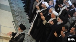 Иранның президенті мен дінбасылары намаз оқып тұр. Иран, 19 тамыз 2012 жыл. (Көрнекі сурет)