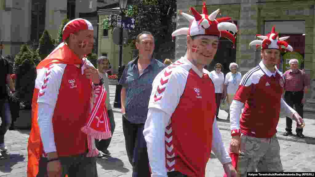 Ukraine -- The fans on the streets of Lviv, June 13, 2012