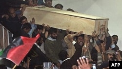Погребот на поранешната пакистанска премиерка Беназир Буто на 27 декември 2007 година.