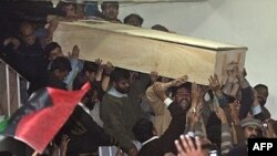 ساعاتی پس از ترور بی نظیر بوتو، جسد وی برای انتقال به زادگاهش از بیمارستان به فرودگاه رولپندی منتقل شد.