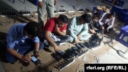 آرشیف، کارمندان کمیسیون مستقل انتخابات حین چک کردن دستگاه های بیومتریک. 27 August 2019