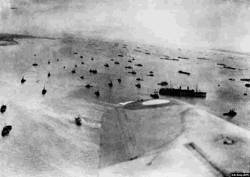 Эта аэрофотосъемка, сделанная 6 июня 1944, показывает военно-морские силы союзников, которые участвовали в операции &laquo;Оверлорд&raquo;
