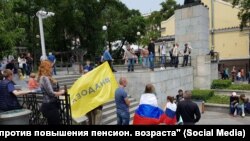 Участники акции против пенсионной реформы во Владивостоке