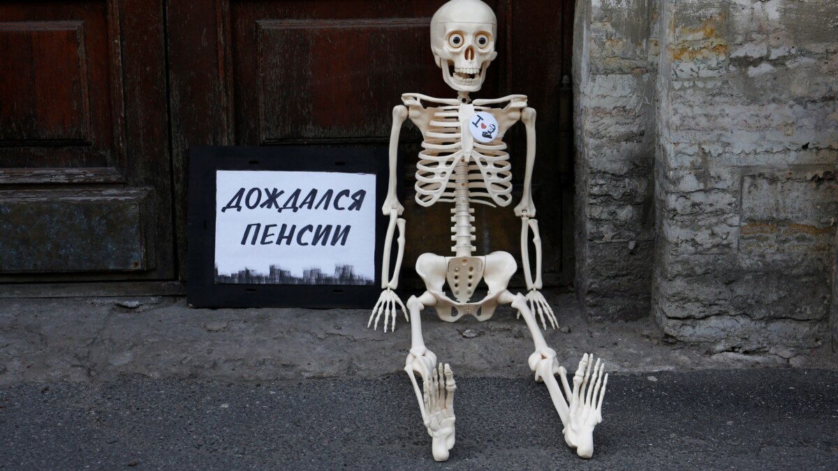 Смешные скелеты. Скелет на лавке ждет. Скелет на лавочке. Скелет на скамейке. Скелет на скамейке ждет.