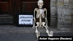 Одиночный пикет у офиса петербургской "Единой России"
