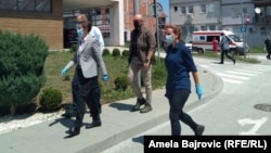 Premijerka Srbije Ana Brnabić, sa pratiocima, tokom posete Novom Pazaru gde se suočila sa gnevom nezadovoljnih načinom na koji se nadležni bore protiv korona virusa. 30. jun 2020.