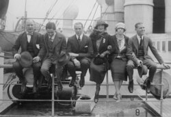 Ирвинг Берлин (второй слева) с актерами Арнольдом Дейли, авиатором Клодом Грэм-Уайтом, актрисой Этель Ливи, ее дочерью актрисой Жоржет Коэн и ее мужем-предпринимателем. 1921