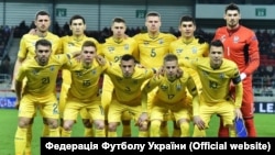Руслан Малиновский (во втором ряду второй справа) накануне матча со Словакией