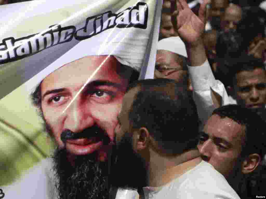 Житель Каира целует портрет Усамы бин Ладен, убитого в ранние часы 2 мая 2001 г. в Пакистане. - Демонстрация в Каире, столице Египта.