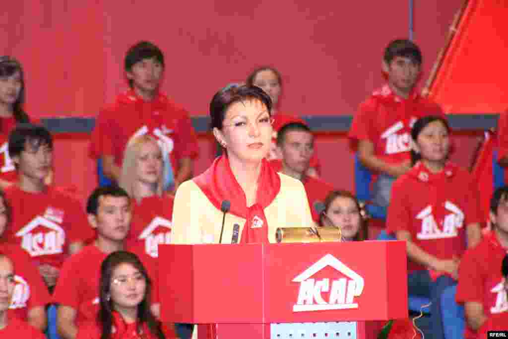 В 2003 году Дарига Назарбаева создала свою политическую партию &ndash; &laquo;Асар&raquo;. По итогам выборов 2004 года она прошла в мажилис, будучи председателем &laquo;Асара&raquo;. На фото: Дарига Назарбаева на съезде партии &laquo;Асар&raquo;. Ноябрь 2005 года. &nbsp;