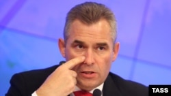 Russian children's rights ombudsman Pavel Astakhov has accused U.S. authorities of holding Russian citizen Olga Pimanova "hostage."