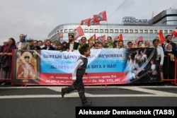 Крестный ход в Санкт-Петербурге с флагами движения "Сорок сороков"