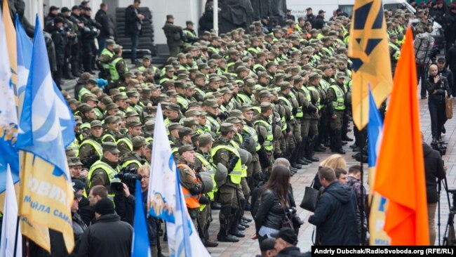 Полиция и Национальная гвардия Украины перед Верховной Радой. 17 октября