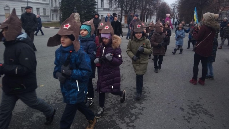 101-я годовщина Октябрьской революции: ульяновская школа вывела на шествие детей