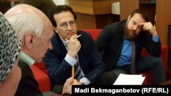 Италияның адам құқығы жөніндегі федерациясының президенті Антонио Станго (ортада) мен Италия парламентінің сенаторы Роберто Рампи (оң жақта) қазақстандық белсенділермен кездесіп отыр. Астана, 18 маусым 2018 жыл.
