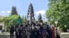 У памятника "Древо жизни" в Нальчике (архивное фото)