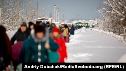 Контрольно-пропускной пункт через линию разграничения «Станица Луганская» на Донбассе. 5 января 2019 года