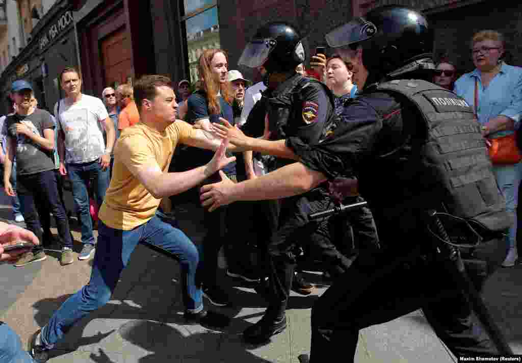 There were scuffles as officers attempted to detain demonstrators. 