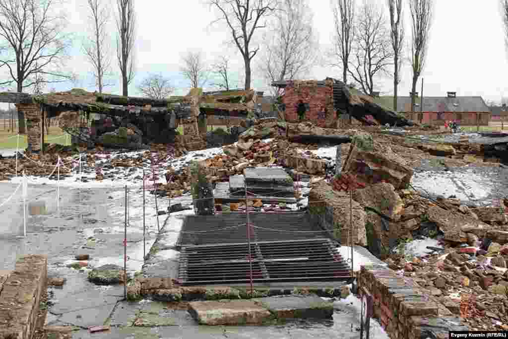 Взорванные остатки газовых камер и крематориев Аушвица