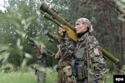 Militanţi pro-ruşi, membri ai batalionului "Vostok", la o bază de antrenament în apropiere de Doneţk, 1 iunie 2014