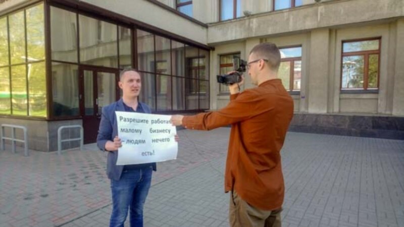 В Кирове активист ЛДПР пикетировал областное правительство, требуя открыть салоны красоты