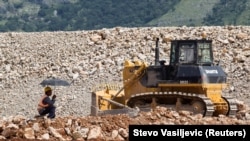 Osim zahtjeva iz nevladinog sektora, analizu dosadašnjih ugovora čiji su ključni djelovi ostali tajna za crnogorsku javnost traže i političke stranke.(Na fotografiji radnik se krije od sunca na gradilištu autoputa Bar-Boljare u Klopotu, u Crnoj Gori, 11. juna 2018. )